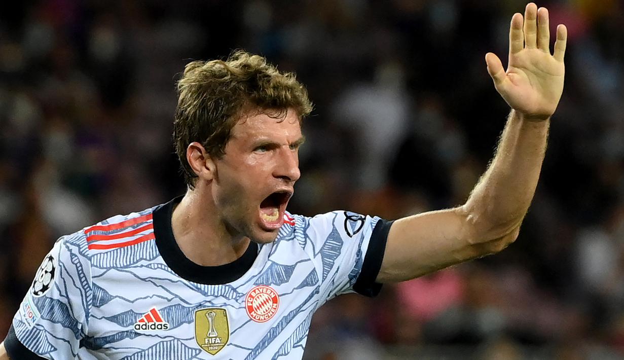 Thomas Mueller. Striker Bayern Munchen asal Jerman ini hingga kini tercatat telah mencetak 8 gol dan 2 assist ke gawang Barcelona hanya bersama Bayern Munchen dalam 8 laga di Liga Champions. Dua gol terakhirnya ke gawang Barcelona dicetak pada fase grup Liga Champions musim 2021/2022, di mana ia mencetak masing-masing satu gol dalam laga yang keduanya dimenangi Bayen Munchen dengan skor identik 3-0. (AFP/Lluis Gene)