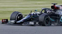 Lewis Hamilton menang balapan F1 GP Inggris dengan kondisi ban mobil tinggal tiga. (ANDREW BOYERS / POOL / AFP)