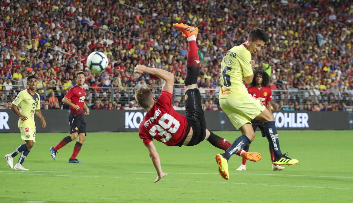 Aksi Scott McTominay melakukan tendangan salto saat melawan Club America pada laga uji coba di University of Phoenix Stadium, Glendale, Arizona, (19/7/2018). MU bermain imbang 1-1. (Christian Petersen/Getty Images for International Champions Cup/AFP)
