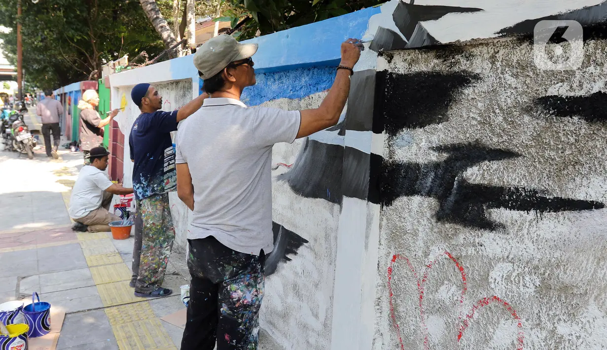 Sejumlah seniman membuat mural bertema biota laut pada dinding di kawasan Cideng, Jakarta, Rabu (29/11/2023). Mural dibuat guna memperindah sekaligus penataan kawasan Kelurahan Cideng, Jakarta Pusat. (Liputan6.com/Herman Zakharia)