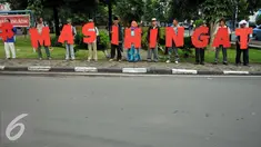 Sejumlah keluarga korban kekerasan melakukan aksi #masihingat di kawasan Taman Gunung Agung Jakarta, Rabu (29/6). Aksi ini mengajak masyarakat mengingat masih banyak kasus pelanggaran HAM yang belum dituntaskan. (Liputan6.com/Helmi Fithriansyah)