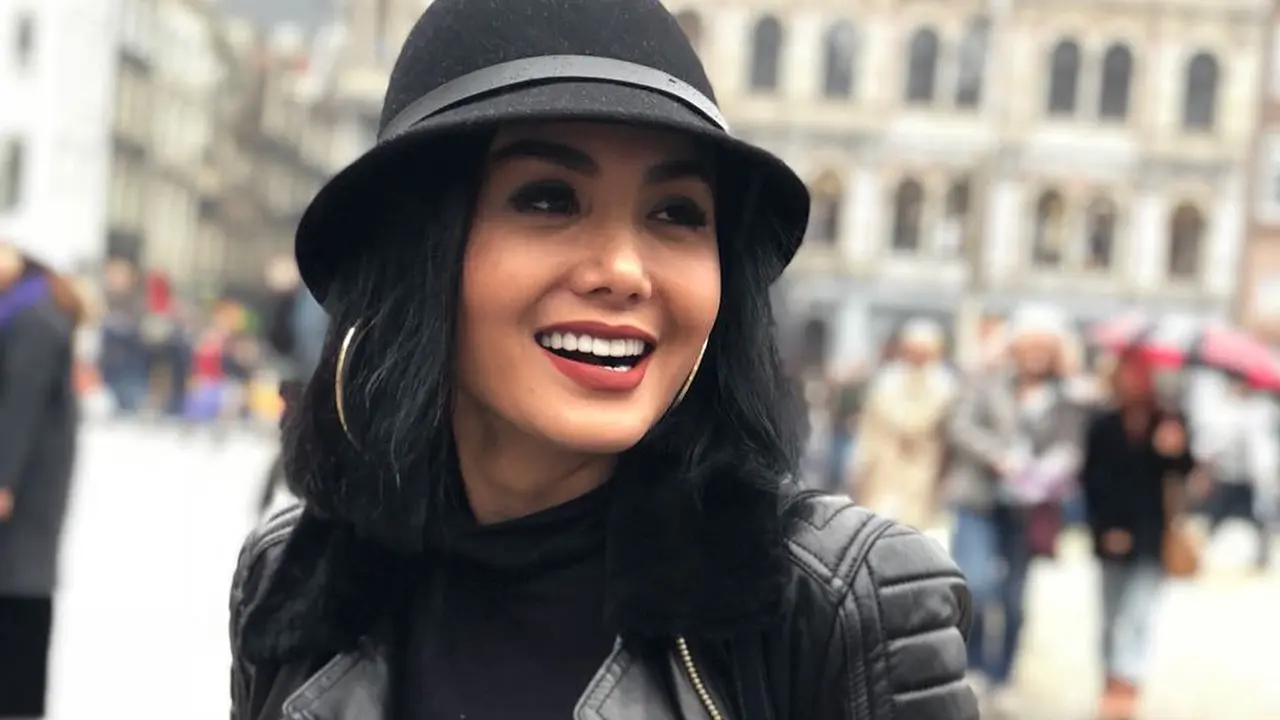 [Bintang] Selalu Awet Muda, Intip Deretan Gaya Yuni Shara dengan Denim Outfit yang Timeless