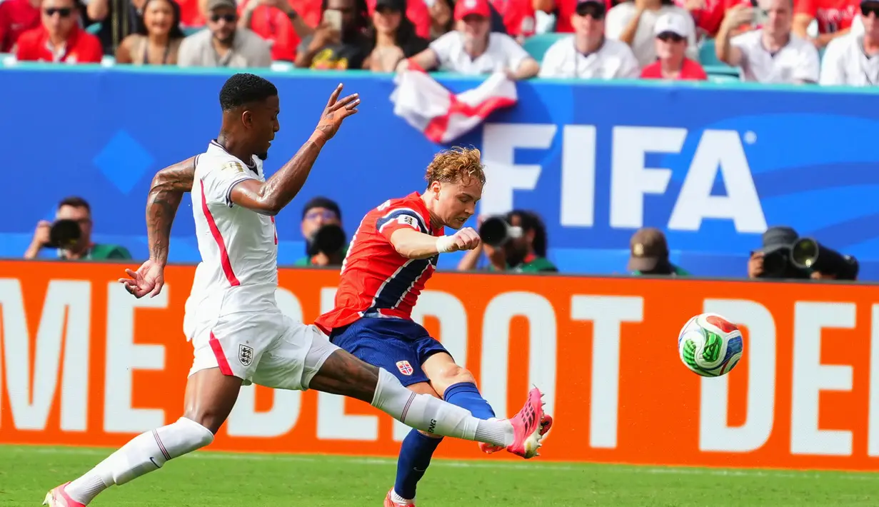 Pemain Norwgia Andreas Schjelderup mencetak gol pembuka dalam pertandingan perempat final Piala Dunia antara Inggris dan Norwegia di Miami Gardens, Florida, Sabtu, 11 Juli 2026. (AP Photo/Julio Cortez)