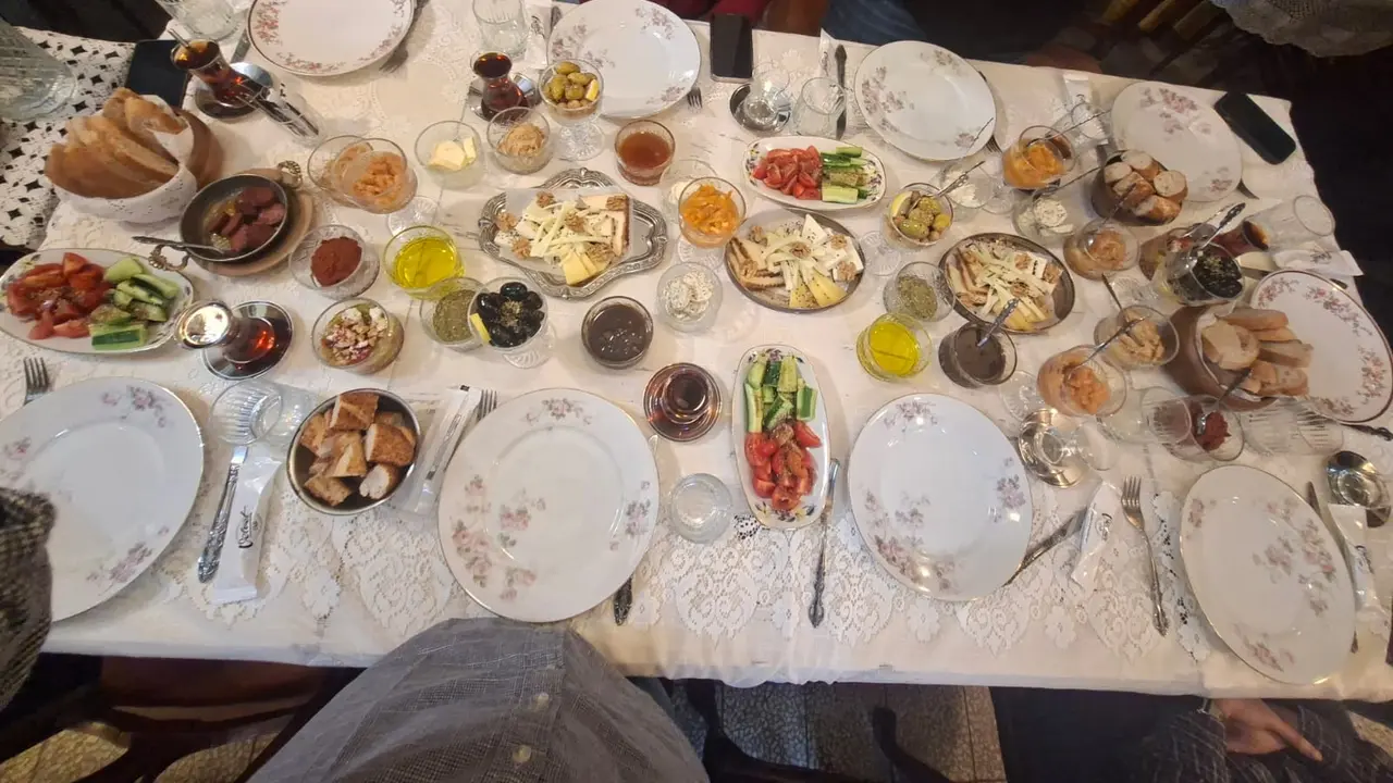 Mencicipi Sarapan Tradisional Ala Keluarga Turki di Balat