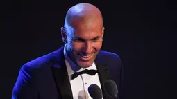 Zinedine Zidane memberi sambutan saat meraih penghargaan pelatih terbaik pada acara The Best FIFA Football Awards 2017 di London, Inggris (23/10). Zidane bersaing dengan Massimiliano Allegri dan Antonio Conte. (AFP Photo/Ben Stansall)