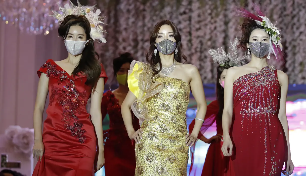 Para model mengenakan masker dalam peragaan busana di Seoul, Korea Selatan, Jumat (24/7/2020). Peragaan busana ini digelar di tengah pandemi COVID-19 yang melanda dunia. (AP Photo/Lee Jin-man)