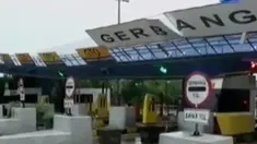 Sejumlah kawasan di Jakarta tergenang banjir hingga hujan deras dan angin kencang membuat sebagian atap gerbang Tol Cikunir, ambruk.
