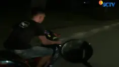 Meski polisi berteriak agar pemuda ini berhenti, pemuda ini terus tancap gas, bahkan membahayakan pengguna jalan lainnya.