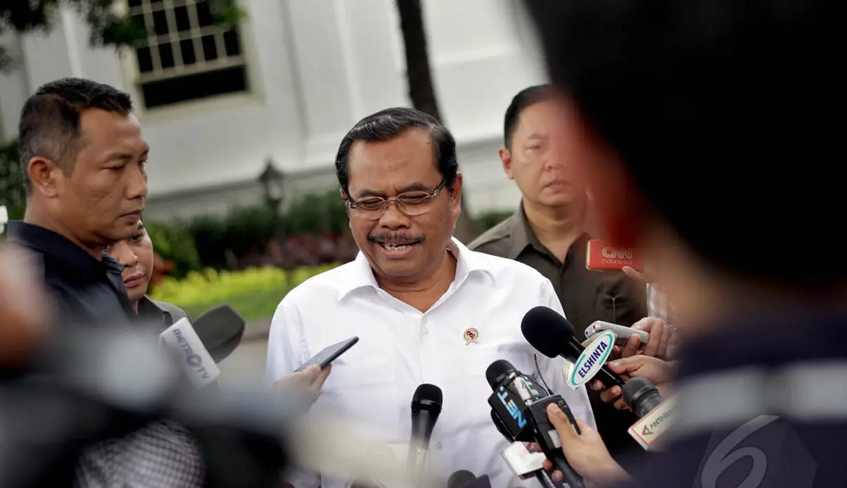Jaksa Agung, Prasetyo, memberikan keterangan terkait pertemuan dengan Presiden Jokowi di Istana Negara, Jakarta, Kamis (15/1/2015). (Liputan6.com/Faizal Fanani)