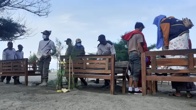 Petuga menertibkan pedagang di Pantai Parangtritis