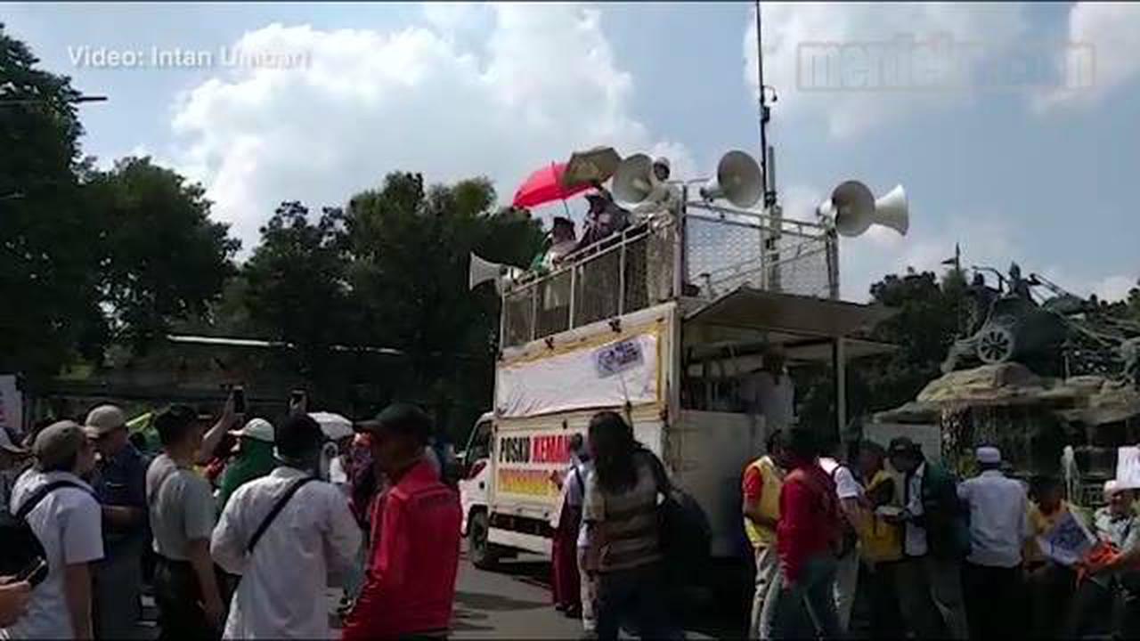VIDEO : Aksi Emak-emak Kawal Sidang Lanjutan Pilpres