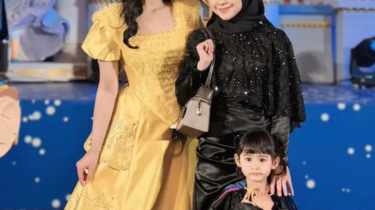 6 Gaya Serba Hitam Publik Figure Hadir di Pesta Ulang Tahun Bertema Disneyland Kedua Anak Tasya Farasya, Ria Ricis hingga Fuji An