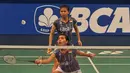 Pebulu Tangkis ganda putri, Nitya Krishinda M mengembalikan kok ke pebulu tangkis Eva LEE/Paula Lynn Obanana di BCA Indonesia Open 2015 di Jakarta, Rabu (3/6/2015). Nitya Krishinda M dan Greysia Polii  menang 21-13 21-10. (Liputan6.com/Herman Zakharia)