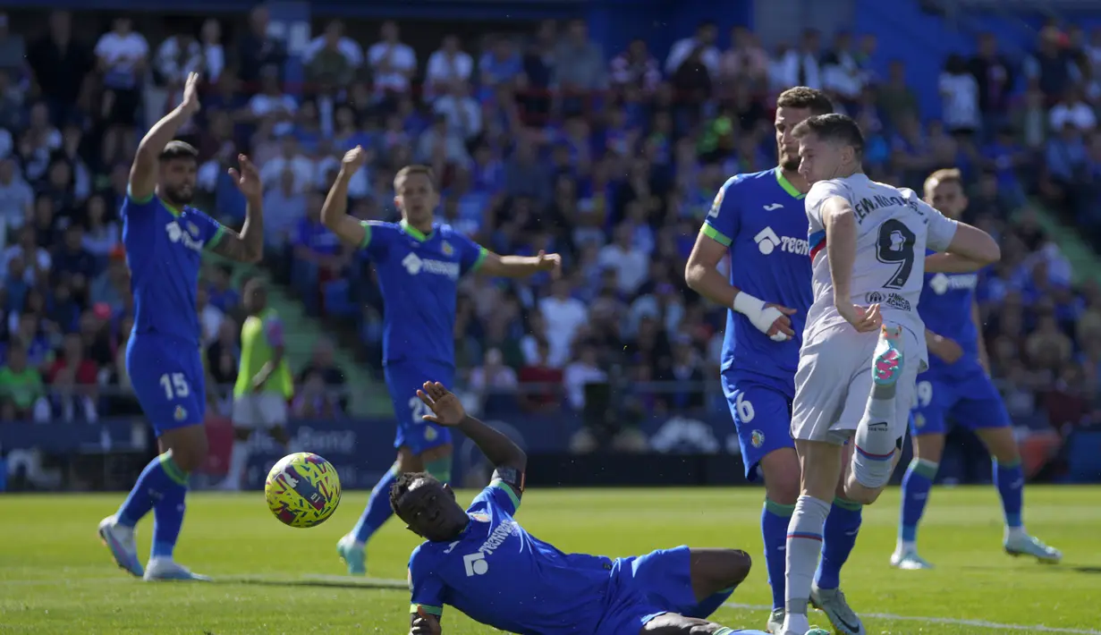 Ketika babak pertama, Getafe yang bermain di hadapan pendukungnya mampu merepotkan pertahanan Barcelona. (AP Photo/Manu Fernandez)