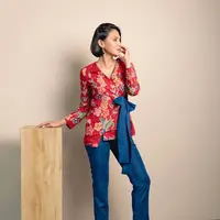 Blazer batik dengan detail tali di bagian depan bisa kamu pertimbangka untuk outfit kantor yang modis. (Instagram/amandahartantobatik).
