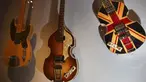 Gitar, termasuk bass yang  digunakan oleh Paul McCartney untuk merayakan 'Diamond Jubilee' Ratu Elizabeth pada pameran Play It Loud: Instruments of Rock & Roll di Metropolitan Museum of Art di New York, 1 April 2019. Pameran ini dibuka untuk umum mulai 8 April hingga 1 Oktober 2019. (AP/Seth Wenig)
