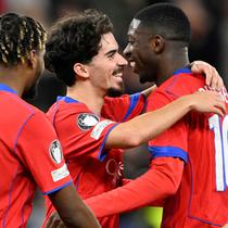 Jelang akhir laga, lewat gol ketujuh PSG tercipta di menit ke-90 lewat aksi Vitinha yang sekaligus menutup pesta PSG di markas Bayer Leverkusen. (INA FASSBENDER/AFP)