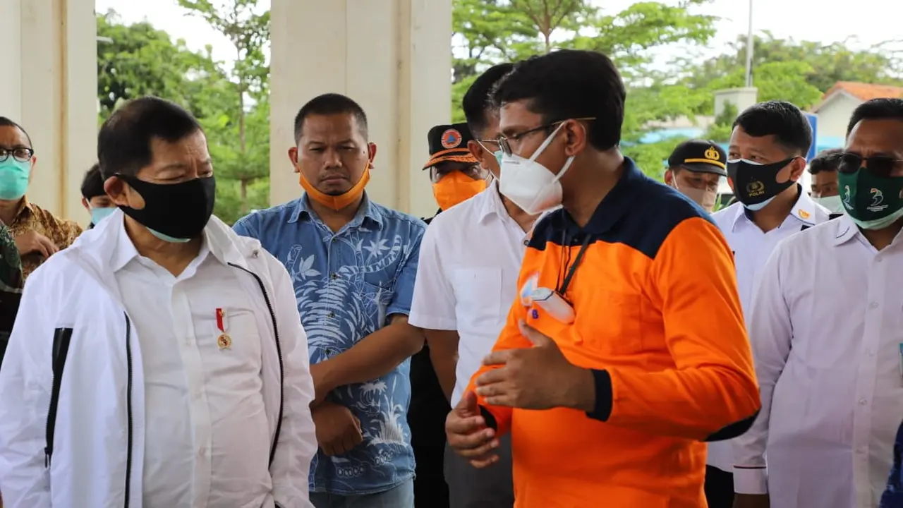 Wakil Bupati Helmi Budiman, tengah memberikan penjelasan kepada Menteri Perencanaan Pembangunan Nasional (PPN)/Kepala Bappenas, Suharso Monoarfa, saat kunjungannya di Garut, Jawa Barat, Jumat (23/10/2020).