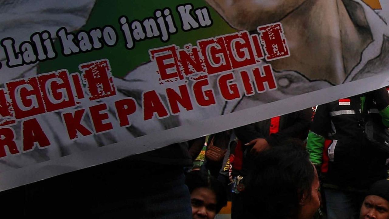 Aksi unjuk rasa para pengemudi ojol ini juga mendapatkan pengawalan ketat oleh puluhan aparat kepolisian.