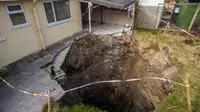 Sinkhole Sedalam 90 Meter Menganga di Teras Rumah Warga