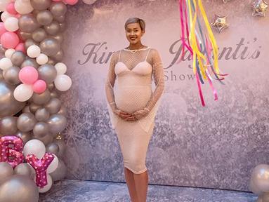 Kimmy Jayanti terkenal sebagai model fashion top di Indonesia. Kimmy yang cukup lama menyendiri akhirnya memutuskan untuk menikahi pemain bola Greg Nwokolo naturalisasi dari Nigeria. (Liputan6.com/kimmyjayanti)