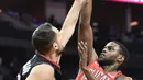 Pebasket Houston Rockets, Ryan Anderson, berusaha menghadang pebasket New Orleans Pelicans, Darius Miller, pada laga NBA di Toyota Center, Minggu (25/3/2018). Rockets menang 114-91 atas Pelicans. (AP/Eric Christian Smith)