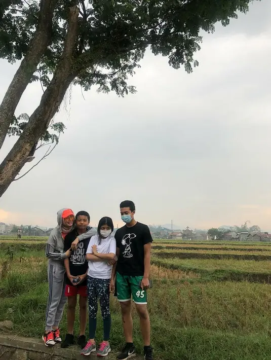 Arzeti Bilbina dan Anak-anaknya (Instagram/arzetibi)