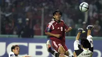 Kiper Timnas Singapura Lionel Lewis (kanan) berusaha menangkap bola sepakan striker Timnas Indonesia Ilham Jaya Kesuma (tengah). Sementara bek The Lions, Baihakki Khaizan (kiri) hanya bisa menatap dalam laga leg pertama Ffinal Piala AFF 2004 di Jakarta, 8 Januari 2005. (AFP/Adek Berry)