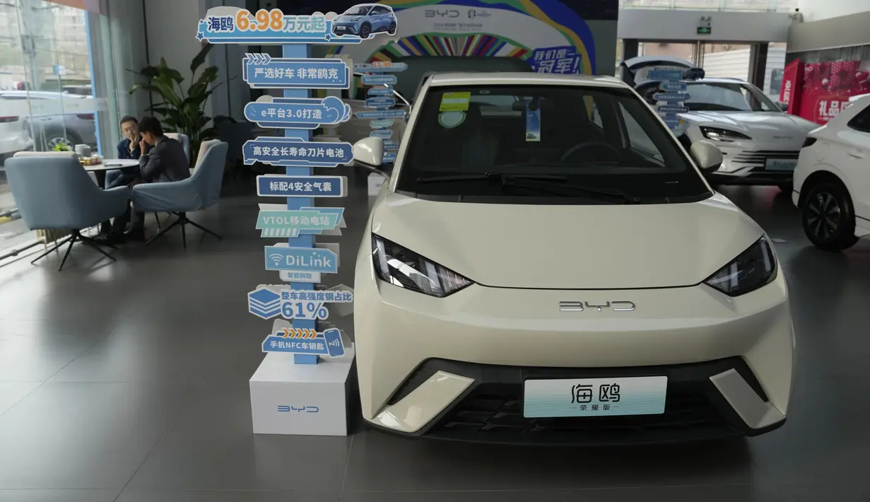 BYD Motor Indonesia akan segera merilis mobil istrik terbarunya di gelaran Gaikindo Indonesia International Auto Show (GIIAS) 2025. Dikabarkan, salah satu model yang bakal dihadirkan adalah BYD Seagull. (AP Photo/Ng Han Guan)