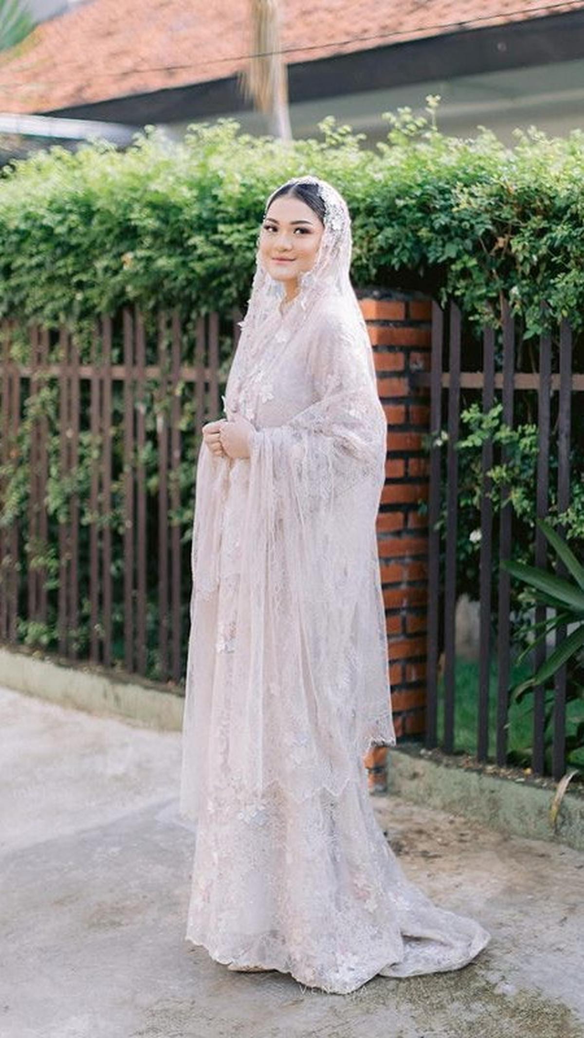 Ia kerap membagikan momen kedekatannya dengan Ditya.  Begini potret Natasya Regina saat pengajian menjelang  pernikahan.