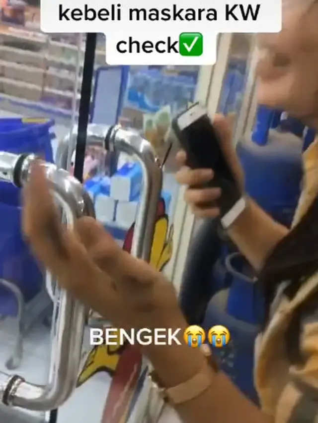 Akibat Kehujanan, Maskara Milik Wanita Cantik Ini Malah Luntur Ke Wajah