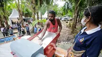 Anak-anak muda yang tergabung dalam Papua Youth Creative Hub (PYCH) menghadirkan mesin pengolah sagu bagi petani tebu di lahan sagu Kampung Asei Kecil, Distrik Sentani Timur, Kabupaten Jayapura, Papua (Istimewa)