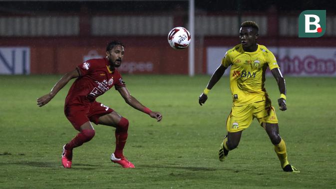 Gelandang Persija Jakarta, Rohit Chand, berebut bola dengan pemain Bhayangkara FC pada laga pekan ketiga Shopee Liga 1 2020, Sabtu (14/3/2020). Persija bermain imbang 2-2 atas Bhayangkara. (Bola.com/Yoppy Renato)