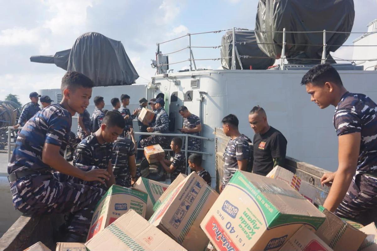KRI Sultan Thaha Syaifuddin-376 Tuntaskan Debarkasi Bantuan Logistik di Lhokseumawe