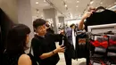 Orang-orang berbelanja pakaian hitam atau putih untuk menghadiri penghormatan terakhir atas meninggalnya Raja Thailand Bhumibol Adulyadej di sebuah mall Bangkok, Thailand (15/10). (REUTERS / Edgar Su)