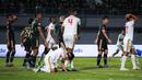 Ekspresi kecewa pemain PSM Makassar, Ricky Pratama (bawah) usai gagal mencetak gol ke gawang Dewa Unitd FC saat laga pekan ke-10 BRI Liga 1 2022/2023 antara Dewa United FC melawan PSM Makassar di Stadion Indomilk Arena, Tangerang, Kamis (15/9/2022). (Bola.com/Bagaskara Lazuardi)