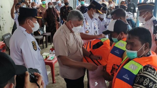 Kementerian perhubungan membuka Gerai Maritim Pengukuran Kapal dan Pemberian Pas Kecil secara gratis untuk nelayan