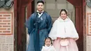 Liburan ke Korea Selatan, keluarga kecil Siti Badriah pun tampil mengenakan hanbok Korea bak keluarga kerajaan. [@sitibadriahh]
