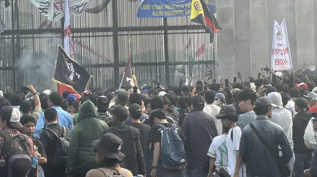 Demo Depan DPR Memanas, Massa Bakar Ban dan Rusak Pagar
