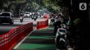 Pengemudi ojek online berhenti di rute sepeda di kawasan Jalan Tentara Pelajar, Patal Senayan, Jakarta, Kamis (20/10/2022). Jalur sepeda yang dibangun tahun ini terdiri dari jalur sepeda terproteksi atau dibatasi dengan stick cone sepanjang 40,06 km. (Liputan6.com/Johan Tallo)