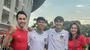 Menonton bola dengan keluarga, keempatnya kompak mengenakan jersey untuk mendukung timnas Indonesia. [Foto: Instagram/ Donna Agnesia]