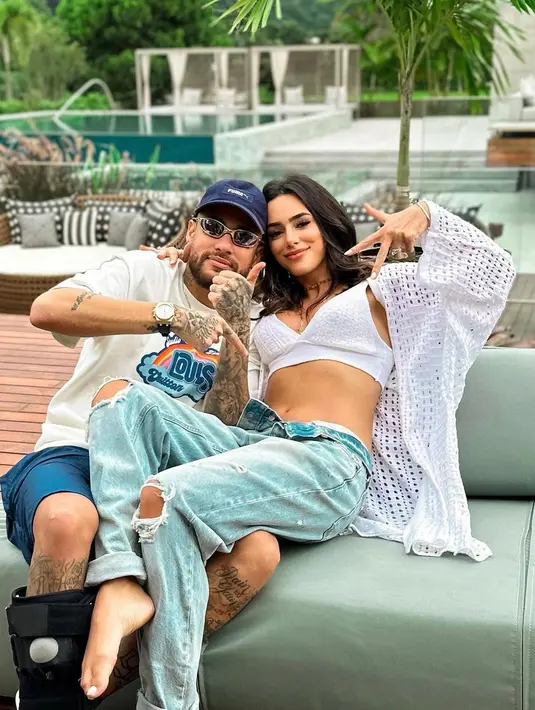 <p>Lewat akun Instagram pribadinya, pesepak bola asal Brasil itu mengakui perselingkuhannya dan membuat surat terbuka permintaan maafnya untuk sang kekasih Bruna Briancardi yang saat ini tengah hamil. [Foto: IG/brunabiancardi/neymarjr].</p>