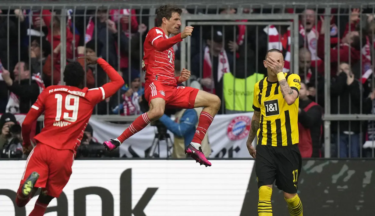 <p>Pemain Bayern Munchen, Thomas Muller (tengah) melakukan selebrasi setelah mencetak gol ke gawang Borussia Dortmund pada laga pekan ke-26 Liga Jerman 2022/2023 di Allianz Arena, Munchen, Jerman, Minggu (02/04/2023) WIB. Die Roten menang dengan skor 4-2.&nbsp;(AP Photo/Matthias Schrader)</p>