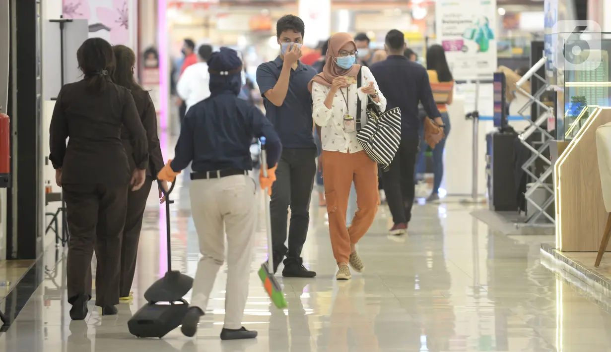 Pengunjung berjalan di AEON Mall setelah kembali dibuka untuk umum di BSD City, Kabupaten Tangerang, Banten, Kamis (13/8/2020). Aeon Mall  BSD City kembali dibuka, Kamis (13/8) pagi setelah bersama Pemkab Tangerang melakukan kegiatan sterilisasi dan disinfeksi. (merdeka.com/Dwi Narwoko)