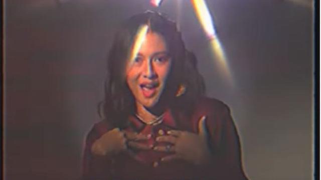 Gaya Retro Dian Sastrowardoyo di Video Klip Bareng Diskoria