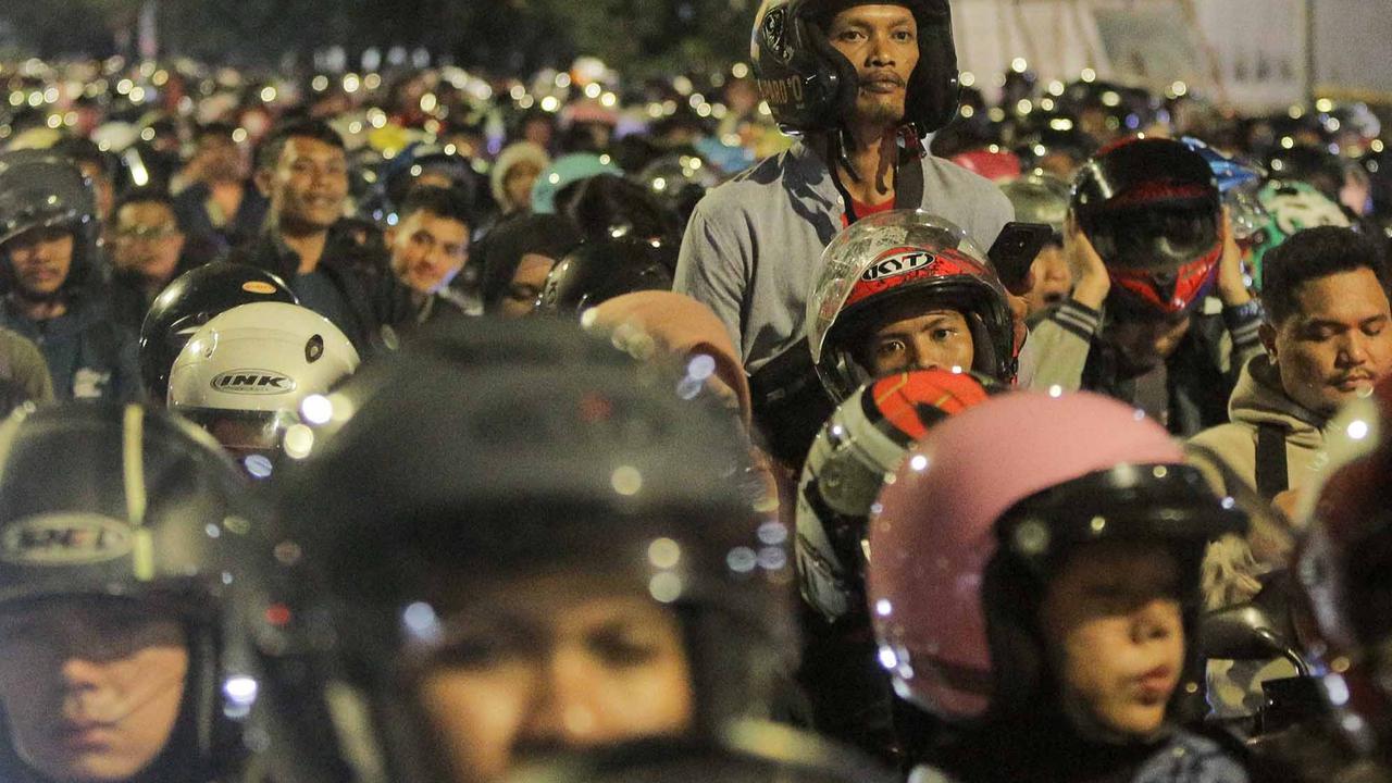 FOTO: Sambil Tidur di Motor, Warga Antri Masuk Kapal Di Puncak Arus Mudik Ciwandan