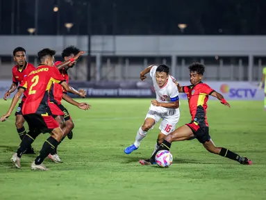 Pemain Timnas Indonesia U-20, Dony Tri Pamungkas (kedua kanan) melewati pemain Timor Leste, Luis Figo Ribeiro (kanan) pada laga Grup F Kualifikasi Piala Asia U-20 2025 di Stadion Madya, Senayan, Jakarta, Jumat (27/09/2024). (Bola.com/Bagaskara Lazuardi)