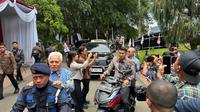 Sejumlah pejabat negara tampak menerobos kemacetan menuju kediaman Presiden Prabowo Subianto di Hambalang, Jawa Barat. (Nanda Perdana Putra).