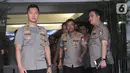 Kapolri Jenderal Idham Azis (tengah) meninggalkan Gedung KPK usai menggelar pertemuan tertutup, Jakarta, Senin (4/11/2019). Pertemuan membahas sinkronisasi antara Kepolisian dengan KPK. (merdeka.com/Dwi Narwoko)