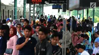 Calon penumpang menunggu rangkaian kereta Commuter Line di Stasiun Manggarai, Jakarta, Selasa (22/1). PT. Kereta Commuter Indonesia (KCI) menutup sementara jalur 10 di Stasiun Manggarai guna mempercepat proses revitalisasi. (Merdeka.com/Imam Buhori)